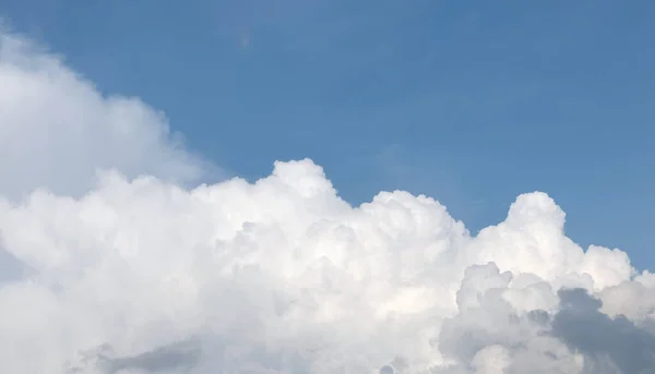 Naturalne Tło Tekstura Wspaniałe Białe Chmury Błękitnym Niebie Słoneczny Dzień — Zdjęcie stockowe