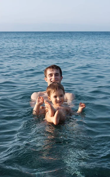 Szczęśliwa Rodzina Zdrowy Styl Życia Młody Ojciec Uczy Dziecko Pływać — Zdjęcie stockowe