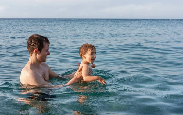 家庭幸福 生活健康 一位年轻的父亲教一个孩子在海里游泳 — 图库照片