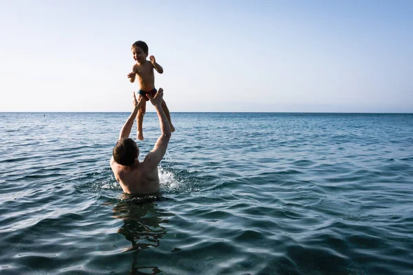 Szczęśliwa Rodzina Zdrowy Styl Życia Młody Ojciec Uczy Dziecko Pływać — Zdjęcie stockowe