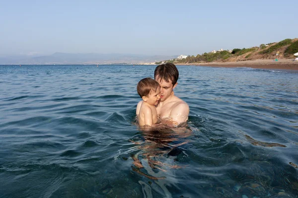 Famiglia Felice Stile Vita Sano Giovane Padre Insegna Bambino Nuotare — Foto Stock