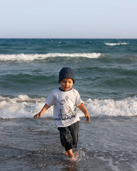 Limassol Cyprus Jun 2010 Little Boy Walks First Time Seashore — Zdjęcie stockowe