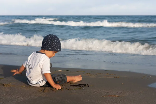 Estilo Vida Saludable Niño Pequeño Camina Juega Orilla Del Mar —  Fotos de Stock