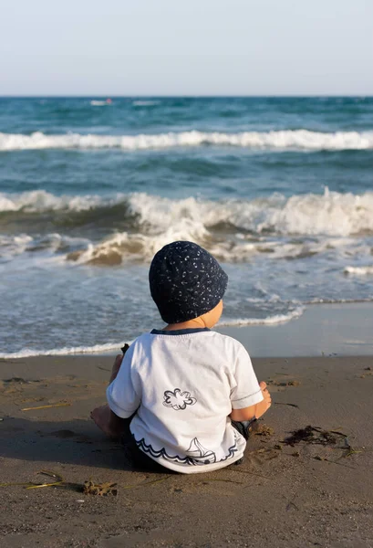 Estilo Vida Saludable Niño Pequeño Camina Juega Orilla Del Mar —  Fotos de Stock