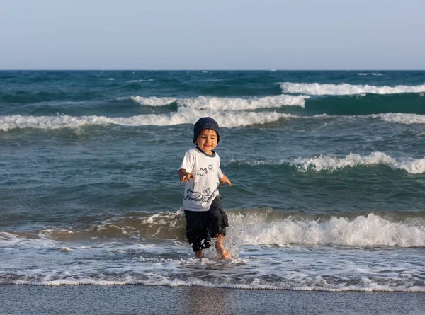 Limassol Cyprus Jun 2010 Little Boy Walks First Time Seashore — Stockfoto