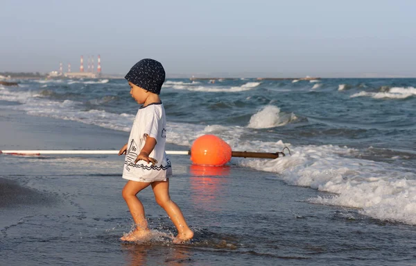 Estilo Vida Saludable Niño Pequeño Camina Juega Orilla Del Mar —  Fotos de Stock