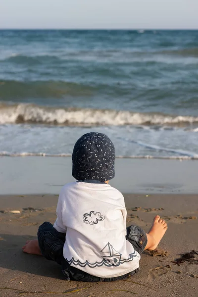 Een Gezonde Levensstijl Een Jongetje Loopt Speelt Aan Kust — Stockfoto