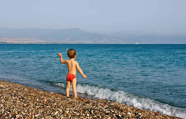 Υγιεινός Τρόπος Ζωής Ένα Μικρό Αγόρι Περπατά Και Παίζει Στην — Φωτογραφία Αρχείου