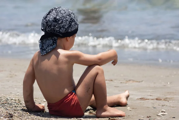 Petit Garçon Assoit Pour Première Fois Sur Bord Mer Profitant — Photo