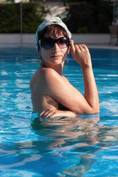 Jovem Linda Mulher Posando Piscina Resort Mediterrâneo Belo Dia Ensolarado — Fotografia de Stock