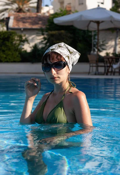 Junge Hübsche Frau Posiert Einem Schönen Sonnigen Sommertag Pool Des — Stockfoto