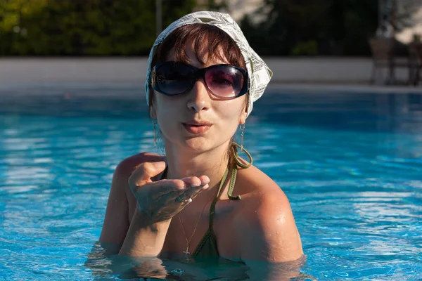 Junge Hübsche Frau Posiert Einem Schönen Sonnigen Sommertag Pool Des — Stockfoto