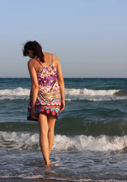Молодая Красивая Женщина Летнем Платье Стоит Морской Воде Песчаном Берегу — стоковое фото