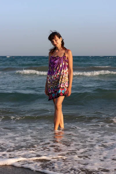 Νεαρή Όμορφη Γυναίκα Καλοκαιρινό Φόρεμα Στέκεται Στο Θαλασσινό Νερό Στην — Φωτογραφία Αρχείου