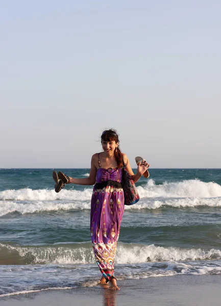 Junge Schöne Frau Sommerkleid Steht Meerwasser Sandstrand Und Genießt Die — Stockfoto