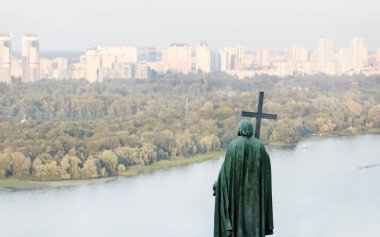 Kyiv tepelerindeki Aziz Vladimir Anıtı. Yaya köprüsü ve Büyük Vladimir Anıtı ile Dnipro Nehri 'nin manzarası.