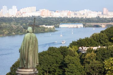 Kyiv tepelerindeki Aziz Vladimir Anıtı. Yaya köprüsü ve Büyük Vladimir Anıtı ile Dnipro Nehri 'nin manzarası.