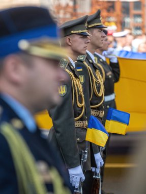 KYIV, UKRAINE - 24 Ağustos 2021: Ukrayna 'nın bağımsızlığının 30. yıldönümünü kutlamak. Kiev 'deki askeri geçit töreni. 