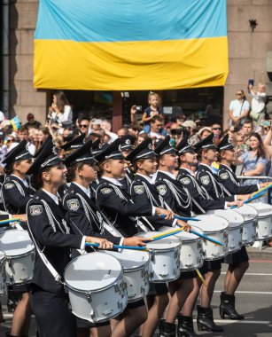 KYIV, UKRAINE - 24 Ağustos 2021: Ukrayna 'nın bağımsızlığının 30. yıldönümünü kutlamak. Kiev 'deki askeri geçit töreni. 