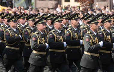 KYIV, UKRAINE - 24 Ağustos 2021: Ukrayna 'nın bağımsızlığının 30. yıldönümünü kutlamak. Kiev 'deki askeri geçit töreni. 