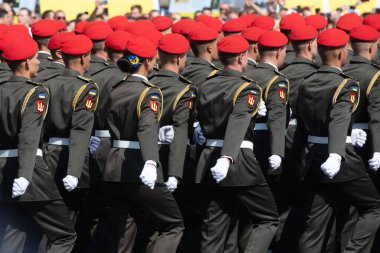 KYIV, UKRAINE - 24 Ağustos 2021: Ukrayna 'nın bağımsızlığının 30. yıldönümünü kutlamak. Kiev 'deki askeri geçit töreni. 