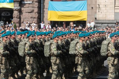 KYIV, UKRAINE - 24 Ağustos 2021: Ukrayna 'nın bağımsızlığının 30. yıldönümünü kutlamak. Kiev 'deki askeri geçit töreni. 