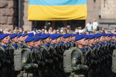 KYIV, UKRAINE - 24 Ağustos 2021: Ukrayna 'nın bağımsızlığının 30. yıldönümünü kutlamak. Kiev 'deki askeri geçit töreni. 