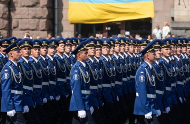 KYIV, UKRAINE - 24 Ağustos 2021: Ukrayna 'nın bağımsızlığının 30. yıldönümünü kutlamak. Kiev 'deki askeri geçit töreni. 