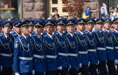 KYIV, UKRAINE - 24 Ağustos 2021: Ukrayna 'nın bağımsızlığının 30. yıldönümünü kutlamak. Kiev 'deki askeri geçit töreni. 