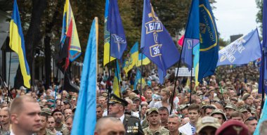 KYIV, UKRAINE - 24 Ağustos 2021: Ukrayna 'nın bağımsızlığının 30. yıldönümünü kutlamak. Kiev 'deki askeri geçit töreni. 