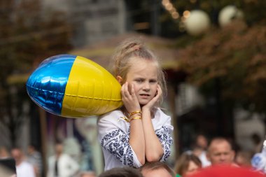 KYIV, UKRAINE - 24 Ağustos 2021: Ukrayna 'nın bağımsızlığının 30. yıldönümünü kutlamak. Kiev 'deki askeri geçit töreni. 