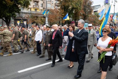 KYIV, UKRAINE - 24 Ağustos 2021: Ukrayna 'nın bağımsızlığının 30. yıldönümü kutlamalarında gazilerin yürüyüşüne katılanlar arasında Ukrayna Petro Poroshenko' nun beşinci cumhurbaşkanı