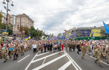 KYIV, UKRAINE - 24 Ağustos 2021: Ukrayna 'nın bağımsızlığının 30. yıldönümü kutlamalarında gazilerin yürüyüşüne katılanlar arasında Ukrayna Petro Poroshenko' nun beşinci cumhurbaşkanı