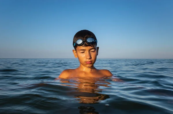 Relaxation Healthy Lifestyle Young Boy Teenager Bathes Sea — Stock Photo, Image