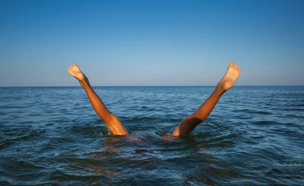 リラクゼーションと健康的なライフスタイル 海の中の若い男の子の十代のお風呂 少年は潜水し足は水の上に突き出た — ストック写真