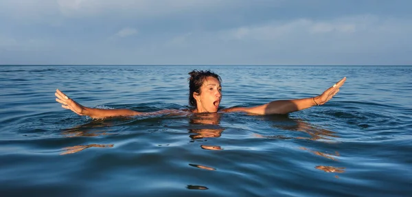 Relaxation Healthy Lifestyle Young Beautiful Emotional Woman Swims Sea Sunny — Stock Photo, Image