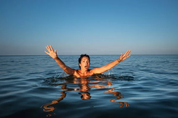 Ontspanning Gezonde Levensstijl Jonge Mooie Emotionele Vrouw Zwemt Zee Een — Stockfoto