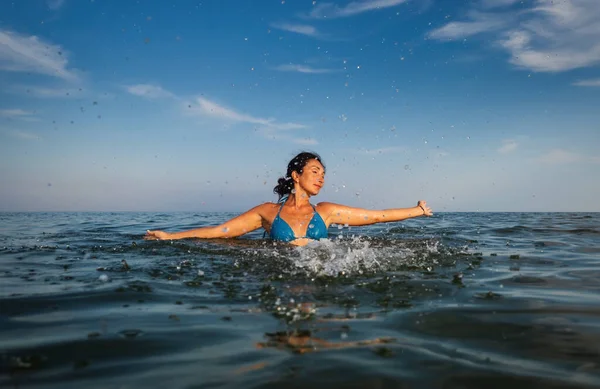 Ontspanning Gezonde Levensstijl Jonge Mooie Emotionele Vrouw Zwemt Zee Een — Stockfoto