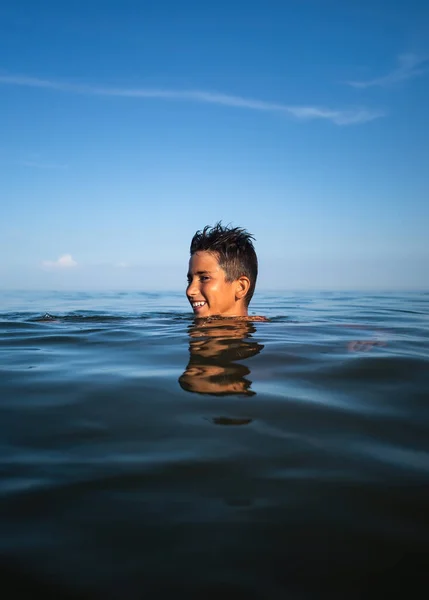 Relaxamento Estilo Vida Saudável Jovem Adolescente Toma Banho Mar — Fotografia de Stock