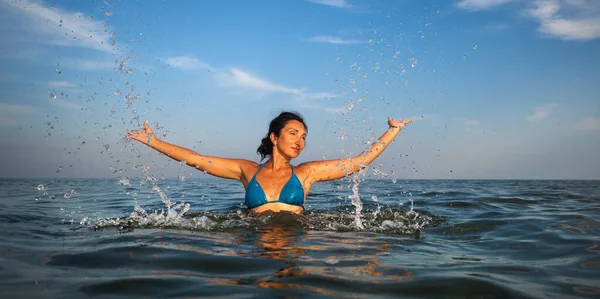 Ontspanning Gezonde Levensstijl Jonge Mooie Emotionele Vrouw Zwemt Zee Een — Stockfoto