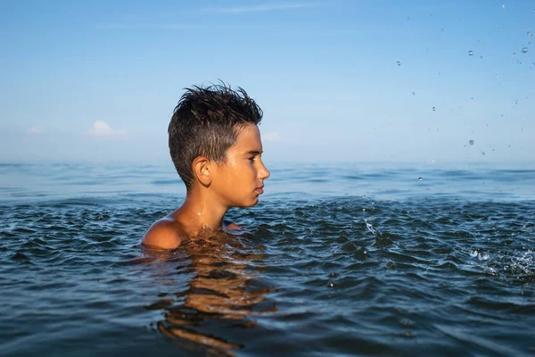 Relax Stile Vita Sano Giovane Ragazzo Adolescente Bagna Nel Mare — Foto Stock