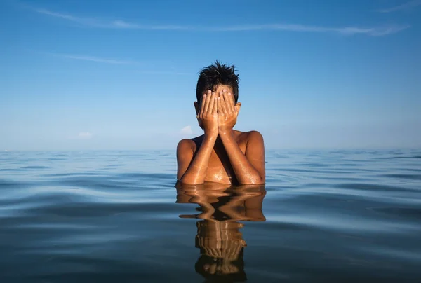 Relajación Estilo Vida Saludable Joven Adolescente Baña Mar — Foto de Stock