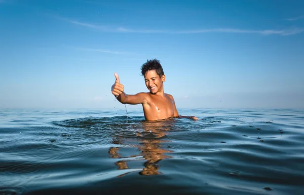 リラクゼーションと健康的なライフスタイル 若いです男の子ティーンバスで海 — ストック写真