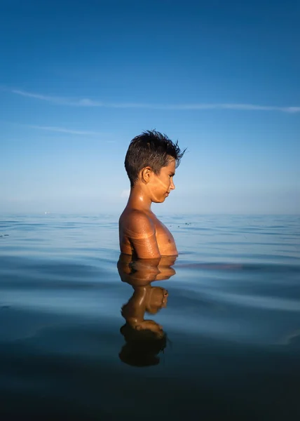 Détente Mode Vie Sain Jeune Garçon Adolescent Baigne Dans Mer — Photo