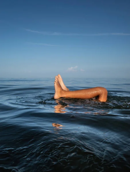 Ontspanning Gezonde Levensstijl Jonge Tiener Baadt Zee Jongen Duikt Zijn — Stockfoto