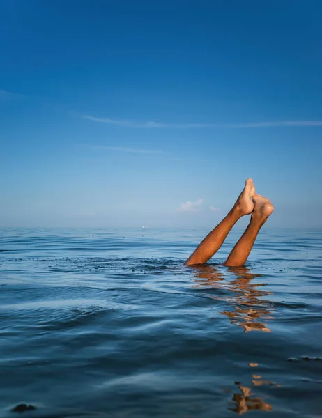 Relajación Estilo Vida Saludable Joven Adolescente Baña Mar Niño Zambulle — Foto de Stock