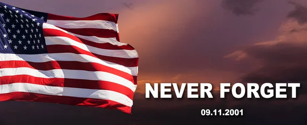 爱国者日 我们将更新忘记2001年9月11日 美国国旗在多云的天空中飘扬 — 图库照片
