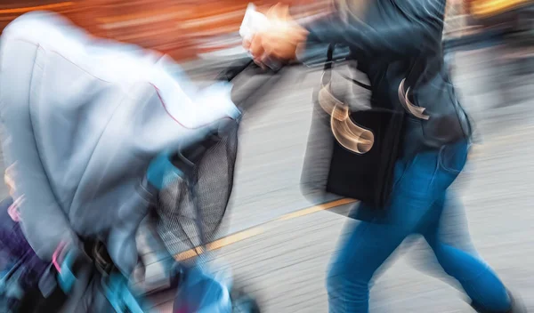 Imagem Abstrata Pessoas Rua Com Fundo Desfocado Desfocagem Movimento Intencional — Fotografia de Stock