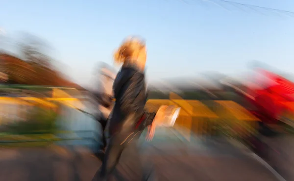 Sokakta Geçmişi Bulanık Insanların Soyut Bir Görüntüsü Kasıtlı Hareket Bulanıklığı — Stok fotoğraf