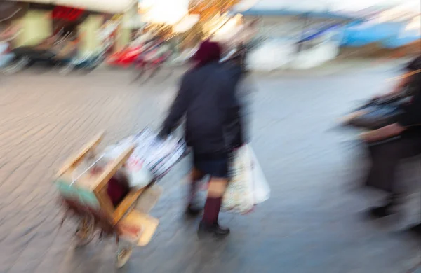 Absztrakt Kép Emberekről Utcán Homályos Háttérrel Szándékos Mozgás Elmosódás Egy — Stock Fotó